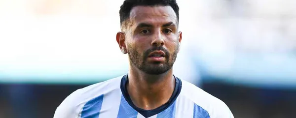 La hinchada reprueba el mal rendimiento del jugador colombiano.