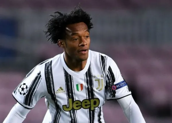 La Juventus está negociando la renovación de contrato de Juan Guillermo Cuadrado, pero en el camino hay acciones que generan sospechas acerca del rumbo de los posibles acuerdos.