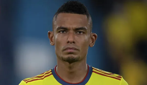 La triple fecha de la Selección Colombia en las Eliminatorias Sudamericanas rumbo a Qatar 2022 va a ser complicada, esto a causa de las bajas de última hora que se han venido presentando en el equipo. Yerry Mina no estará por lesión. Reinaldo Rueda se rumora usará a William Tesillo como defensor central para suplir la ausencia de Mina. Tesillo viene de ser muy cuestionado como lateral izquierdo y podría ser un flanco débil para Colombia ahora como zaguero.