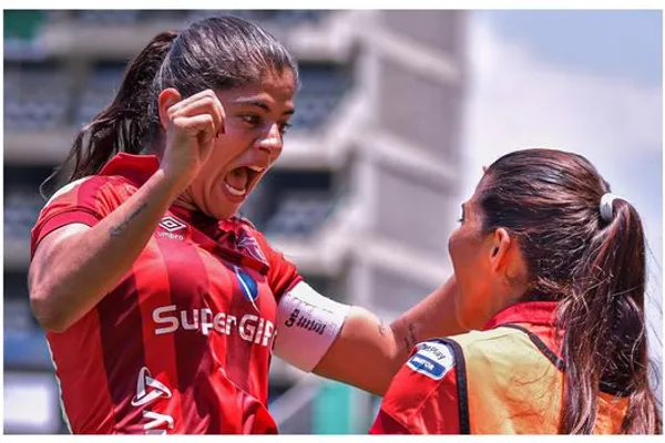 Las escarlatas no solo ganaron el clásico en la 10ma jornada, sino ahora son únicas líderes de la Liga femenina.
