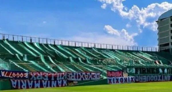 Las tribunas del estadio Palmaseca se vistieron con los trapos del Dim, en una clara acción de odio contra los rivales.