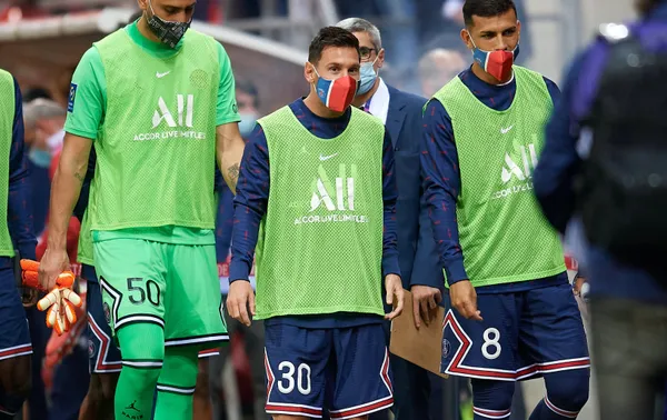 Lionel Messi en su primer partido oficial convocado por el PSG tendrá que estar en el banquillo, no fue tomado en cuenta como titular, partido correspondiente a la Ligue 1 de Francia, donde se medirán al club Reims. El entrenador del PSG, Mauricio Pochettino dio unas declaraciones donde advirtió que la condición física de Messi aún no está al 100%. En el PSG hay una polémica por la salida de un jugador importante.