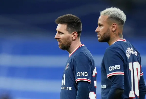 Los '10' de Argentina y Brasil sufrieron un ambiente hostil gracias al malestar de la hinchada de PSG.