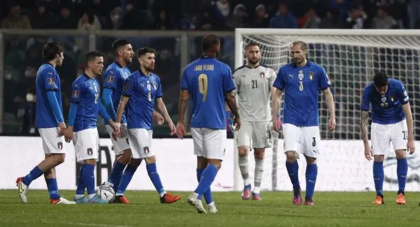 Los campeones de la Eurocopa perdieron su cupo de manera insólita contra Macedonia del Norte.