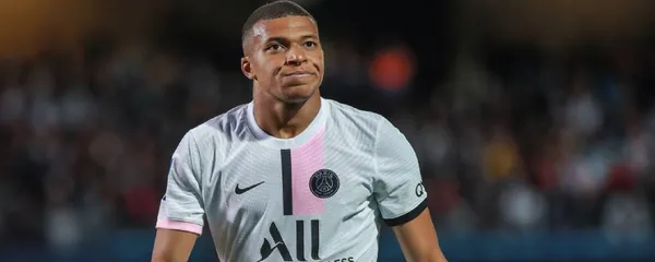 Los fanaticos blancos se acordaron del jugador francés que decidió continuar en el PSG.