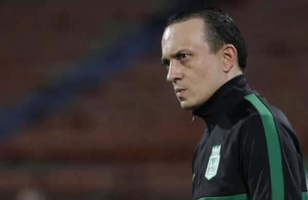 Los hinchas de Atlético Nacional no están satisfechos con Alejandro Restrepo y piden que venga Leonel Álvarez a dirigir al equipo, pero Restrepo tendría una excusa para seguir en el club.