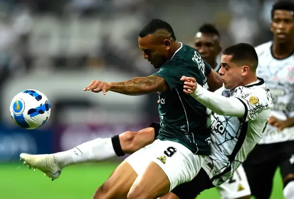 Los hinchas del Deportivo Cali en las redes sociales se quejaron por dos jugadores que arrugaron contra el Corinthians.