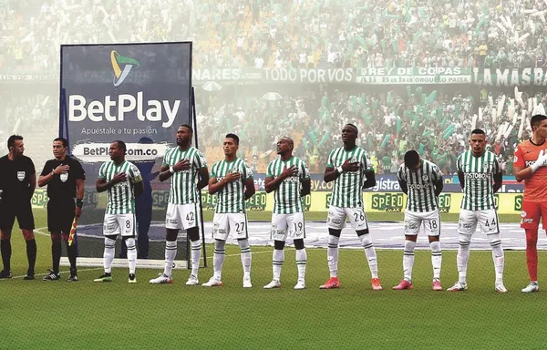 Los hinchas “Verdolagas” aparte del enojo tuvieron un accionar peculiar en el partido contra Millonarios FC.