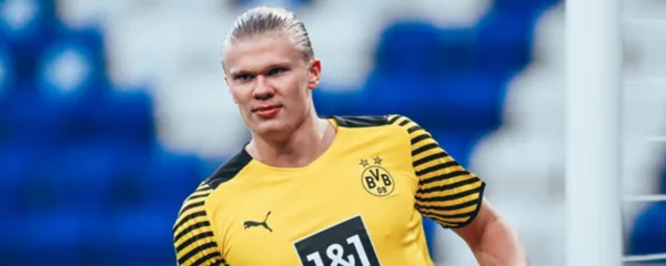 Luego de unas extensas negociaciones, el delantero noruego jugará en uno de los equipos más fuertes de la Premier League.