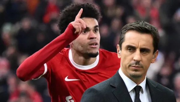 Luis Díaz, al lado Gary Neville, ex defensor del Manchester United.