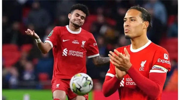 Luis Díaz, al lado Virgil van Dijk con los colores del Liverpool. FOTO: Antena 2