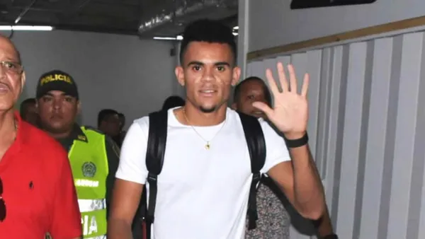 Luis Díaz al momento de viajar no tiene ningún problema en ir en clase económica, el colombiano siempre menciona que viajar en primera clase es un gasto excesivo de dinero. Un vuelo en primera clase por persona cuesta habitualmente de $5 a $20 mil dólares por trayecto, esto dependiendo del destino y los lujos en el tipo de vuelo. Díaz es tan humilde que acaba de rechazar unos lujos que le ofrecía otro club en Europa.