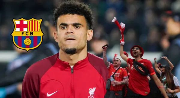 Luis Díaz con el buzo de Liverpool, al lado los fans del conjunto inglés. FOTO: Semana