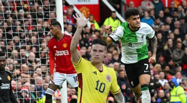 Luis Díaz con la camiseta del Liverpool, al lado James Rodríguez. FOTO: El Colombiano