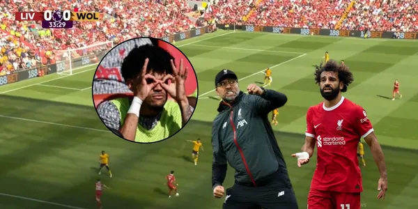 Luis Díaz del Liverpool haciendo una señal con sus manos