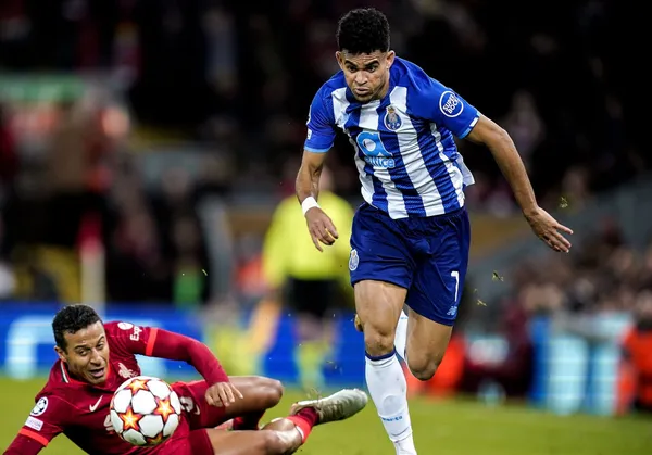 Luis Díaz en el FC Porto gana $714 mil dólares al año, pese a ser una estrella en el equipo no tiene un sueldo astronómico. Pero al ser vendido en el próximo mercado de pases su salario será una inmensa fortuna.