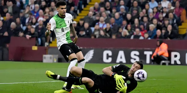 Luis Díaz frente a El Dibu Martínez en una jugada