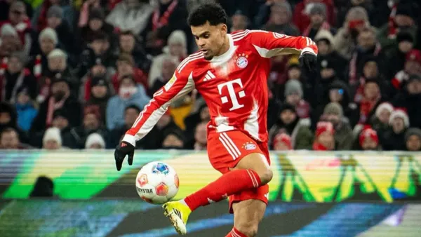 Luis Díaz jugando con el Bayern Múnich frente al Wolsfburgo - X @LuisFDiaz19