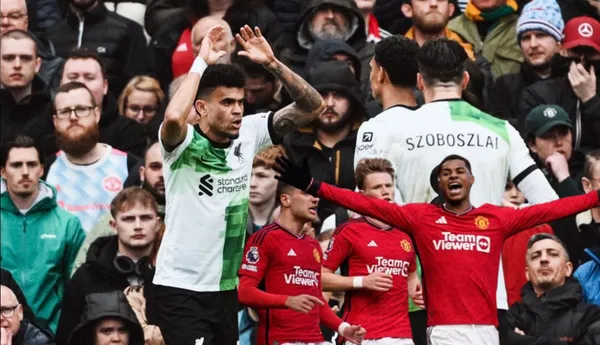 Luis Díaz jugando para los colores del Liverpool, al lado jugadores del Manchester United. FOTO: 'X'