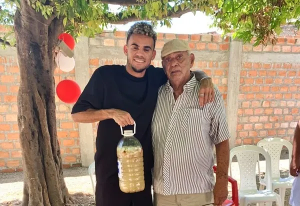 Luis Díaz se fue de vacaciones a Barrancas - La Guajira y ha sorprendido al mostrar lo que hace en su tierra natal.