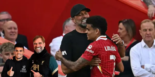 Luis Díaz y Jürgen Klopp abrazados en el Liverpool