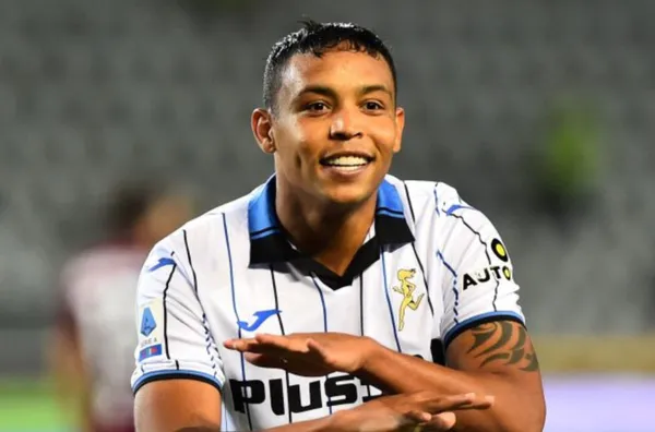 Luis Muriel fue elogiado por la prensa en Italia por el gol que le marcó el pasado fin de semana al Torino, en lo que fue el debut con triunfo del Atalanta en la Serie A de Italia. Muriel en las redes sociales subió una foto donde etiquetó al nuevo defensor central del equipo que es Merih Demiral, en la gráfica se aprecian ambos estrechándose las manos, este jugador sería su nuevo aliado. Duván Zapata está lesionado y de momento estará unas tres semanas por fuera. Muriel está atento a una información que espera recibir desde Colombia.