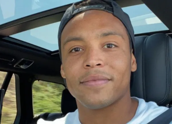 Luis Muriel se compró un Ferrari SF90 Stradale de color rojo, el cual tiene un precio de $475 mil euros. Con este auto no deja de llamar la atención de los habitantes de Bérgamo - Italia, cuando sale a pasear. Este vehículo lo tiene desde abril de 2021 y se lo compró como regalo de cumpleaños, cuando arribó a los 30 años de edad. Muriel sigue en el radar de un importante equipo de Inglaterra.
