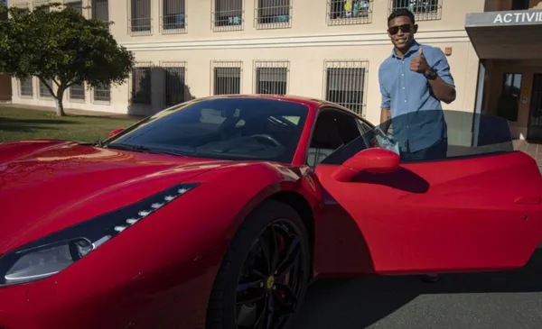 Luis Muriel se grabó con su celular mientras manejaba su lujoso Ferrari y subió ese contenido a las redes sociales. Muriel iba a una velocidad adecuada, pero estaba incumpliendo la normativa de Italia, de que no se puede usar el celular mientras se conduce, esto puede llevar a una sanción monetaria y otro detalle que le preocupa a Muriel.