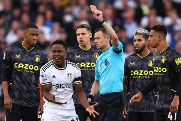 Luis Sinisterra llegó al Leeds United con grandes expectativas, toda una luna de miel hasta ahora, pero el colombiano viene de ser protagonista de una expulsión que le ha generado grandes críticas.