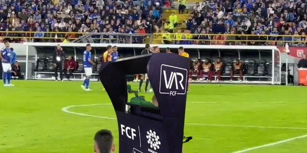 Mientras el VAR analizaba una acción de juego, volante y defensor tenían una discusión.