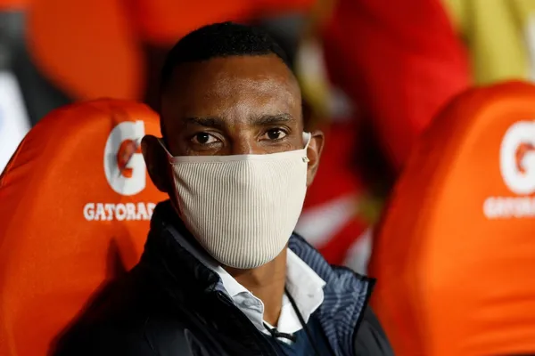 Miguel Ángel Borja recibió una infracción dentro del área y el árbitro no sancionó.