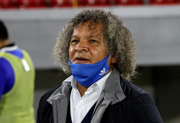 Millonarios FC nuevamente quedó eliminado de la Copa Colombia, puesto que, no pudo superar a Alianza Petrolera en la edición de este año 2021. Los dirigidos por Alberto Gamero perdieron el partido de ida un gol por cero y en la vuelta empataron a un gol con el rival. Gamero no reconoció sus errores como máximo responsable del equipo y se complican las aspiraciones de Millonarios FC para lo que resta de año. Hay un tema adicional que traerá más problemas.