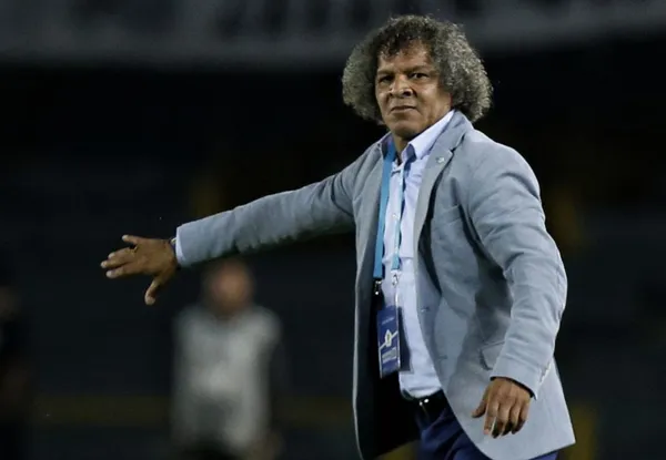 Millonarios FC perdió un gol por cero frente a Independiente Santa Fe, partido correspondiente a la jornada cuatro de la Liga Betplay. De momento el cuadro “Embajador” se ubica en el tercer lugar con nueve puntos. La lista de errores que viene cometiendo Millonarios FC es amplia y Alberto Gamero debe asumir su responsabilidad frente a acciones que se supone son trabajadas en los entrenamientos.