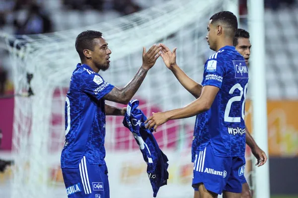 Millonarios FC viene de ganar tres juegos de manera seguida y está en la punta de la tabla de la Liga Betplay Dimayor de la Primera A. Sin embargo, la nómina actual sigue con muchas falencias producto de la ausencia de refuerzos. Se requiere con urgencia otro defensor central que también pueda jugar de lateral y otro medio centro ofensivo. Millonarios FC tendrá un partido complicado en su próxima salida.