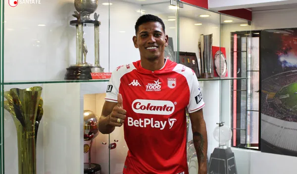 Muchos hinchas del Atlético Nacional pidieron el regreso de Alexander Mejía pero no fue posible y el jugador reveló lo que sucedió. En ESPN Colombia, Mejía indicó que el cuadro “Verdolaga” le dijo que hasta que no resolvieran el caso de Fernando Uribe no podrían negociar con él. Mejía reveló que luego llegó Independiente Santa Fe y le abrió las puertas para firmar y le garantizaron un puesto en la titular. Mejía aparte indicó otra situación que lo hizo molestar con Atlético Nacional.