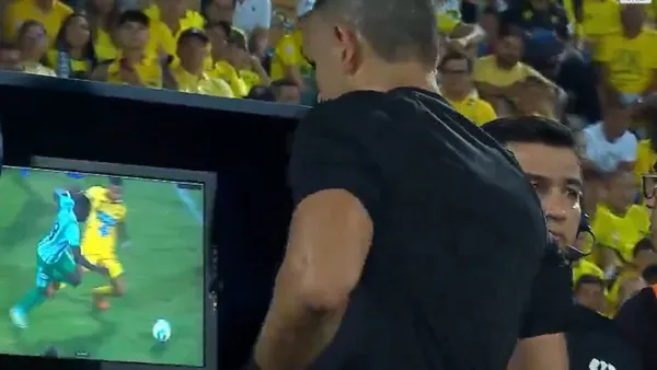 Nacional recibió una gran ventaja por parte del árbitro y daña la fiesta del Bucaramanga. Foto: Win