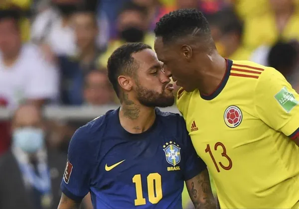 Neymar con la osadía que lo caracteriza al querer agrandarse siempre, encaró a Yerry Mina durante el empate de Colombia contra Brasil.