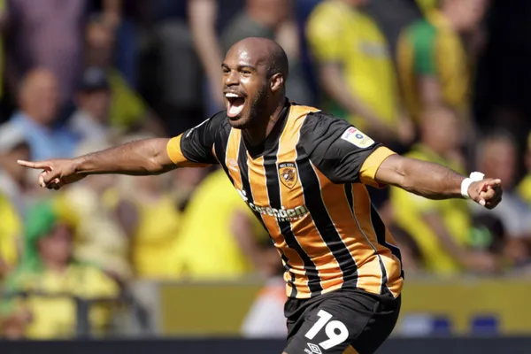 Óscar Estupiñán recibió unos comentarios importantes de su entrenador en Inglaterra.