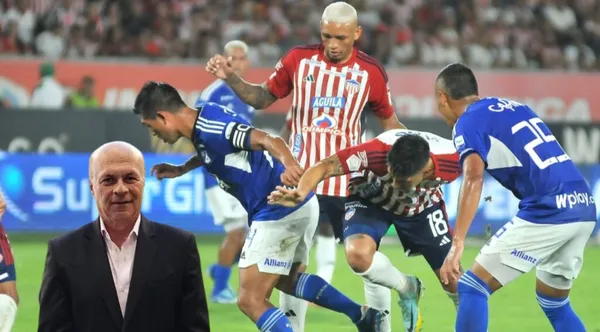 Postal del último enfrentamiento entre Junior y Millonarios, jugadores de ambos equipos disputando el balón, al lado Carlos Antonio Vélez. FOTO: Claro Sports