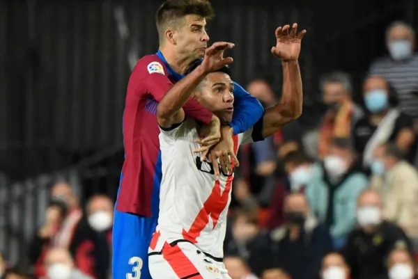 Radamel Falcao más allá de ganarle al FC Barcelona le dio una lección de humildad al zaguero Gerard Piqué.