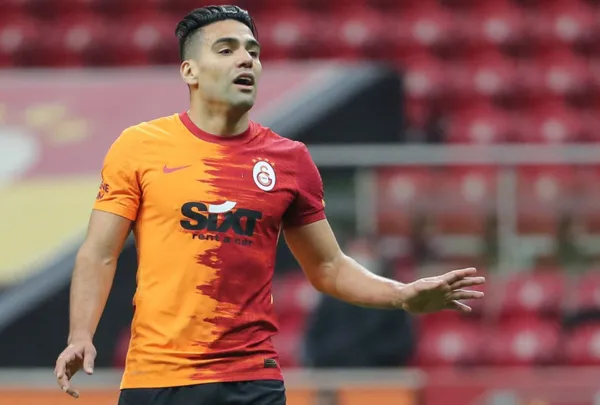 Radamel Falcao analiza con su representante Jorge Mendes las opciones que tiene para salir del Galatasaray de Turquía, esto en razón de que le van a rescindir el contrato en el club; porque no tienen con qué pagarle su costoso salario anual. En la Primera División de México hay tres clubes que evalúa el colombinao como opciones, serían: CF Monterrey, Tigres UANL y el CF América. Radamel recibirá una importante indemnización al salir del Galatasaray.