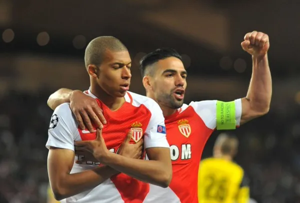 Radamel Falcao fue recordado por la Ligue 1 de Francia y es imposible olvidar lo que hizo el colombiano por Kylian Mbappé.