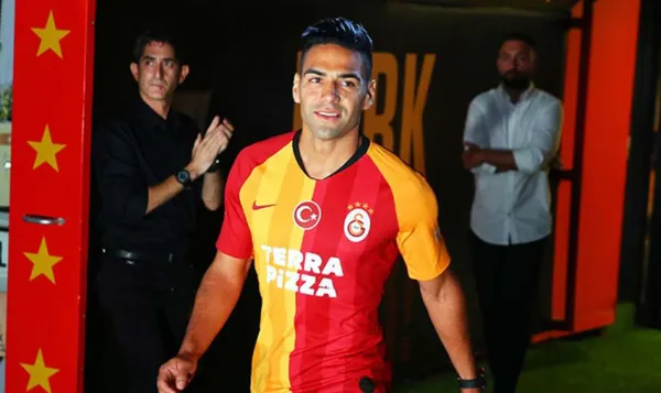 Radamel Falcao llegó al Galatasaray de Turquía el 02 de septiembre de 2019 y se marchó del club este 31 de agosto de 2021. Fueron en teoría 2 años donde solamente con su salario anual logró ganarse un total de $19 millones de dólares. No se tienen contempladas bonificaciones o premios por logros alcanzados. A nivel de la estadística individual, en Turquía Radamel tuvo una de sus peores épocas como delantero.