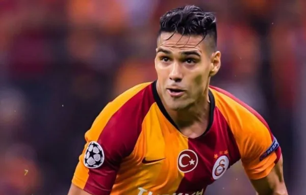 Radamel Falcao tiene un McLaren 765LT en Turquía, el cual está valorado en $383 mil dólares. De ese auto solo hay 765 unidades en el mundo y Falcao es uno de los pocos dueños de ese costoso vehículo de edición limitada. Al club donde se podría marchar en Estados Unidos le ofrecen un auto menos lujoso, pero más tranquilidad para él y para su familia.