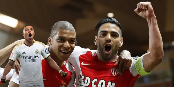 Radamel Falcao y Kylian Mbappé celebrando un gol en el AS Mónaco