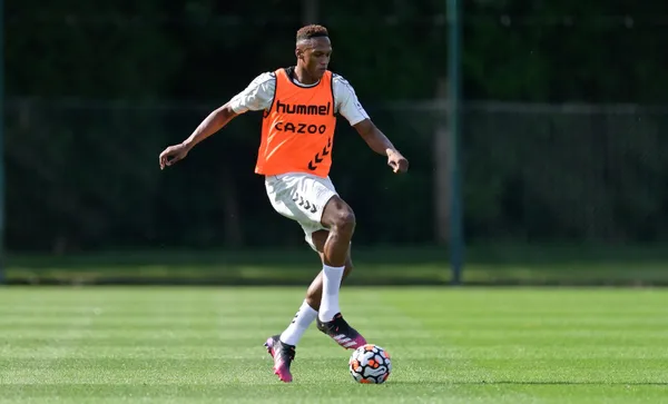 Rafael Benítez en su último partido de la Premier League tuvo que excluir de la lista de convocados a Yerry Mina, porque el colombiano sufrió un golpe en los entrenamientos. Según informó el Everton vía Twitter, el golpe que recibió Yerry fue leve, pero para prevenir prefirieron no convocarlo. Mina aún no tiene confirmación por parte del Everton para poder sumarse al llamado de la Selección Colombia. Reinaldo Rueda ya tiene previsto un posible reemplazo en caso de que Mina no pueda llegar para la triple fecha de las Eliminatorias Sudamericanas rumbo a Qatar 2022.