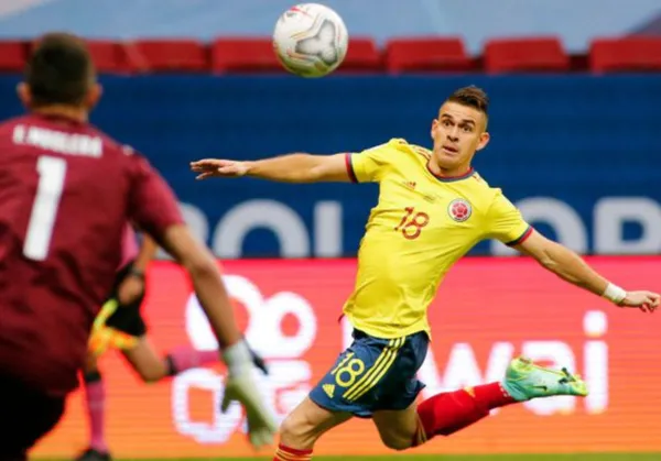 Rafael Santos Borré compareció ante los medios de comunicación en la rueda de prensa que dieron los jugadores de la Selección Colombia, en lo que será la previa al partido donde enfrentarán a la Selección Bolivia en condición de visitantes. Santos Borré dejó saber su opinión sobre este proceso que lleva adelante Reinaldo Rueda y con sus declaraciones le insinuó al entrenador que no ponga de titular contra Bolivia. Rafael no viene de dar la talla en el Eintracht Frankfurt de Alemania.