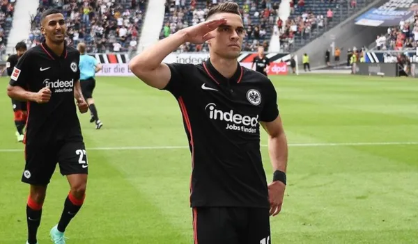 Rafael Santos Borré debutó con un gol que le anotó al club Saint-Etienne un partido amistoso que sirve de preparación para el debut en la Bundesliga. Santos Borré es el tercer sudamericano más caro en Alemania, tiene un valor de mercado de $17 millones de euros, el primer lugar lo tiene el brasileño Matheus Cunha que cuesta $30 millones de euros y en el segundo lugar se ubica el argentino Lucas Alario que cuesta $20 millones de euros. Santos Borré demostró que eligió al Eintracht Frankfurt por un importante motivo.