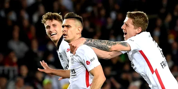 Rafael Santos Borré pasa por un duro momento en el Eintracht Frankfurt y se reveló lo que le hace el club para perjudicarlo.