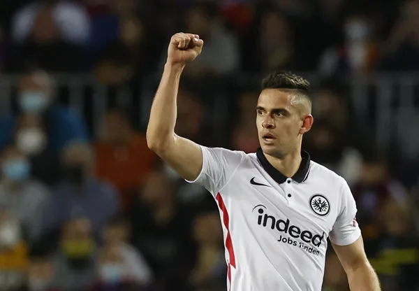 Rafael Santos Borré podría ganar su primer título en Europa luego de su llegada al equipo alemán.